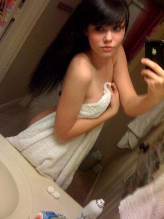 Дівчата фотографують своє відображення (40 фото) – фото 38