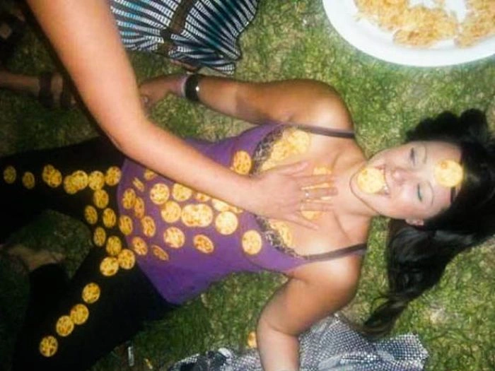 Сексуальні дівчата розважаються на вечірках (40 фото) – фото 7