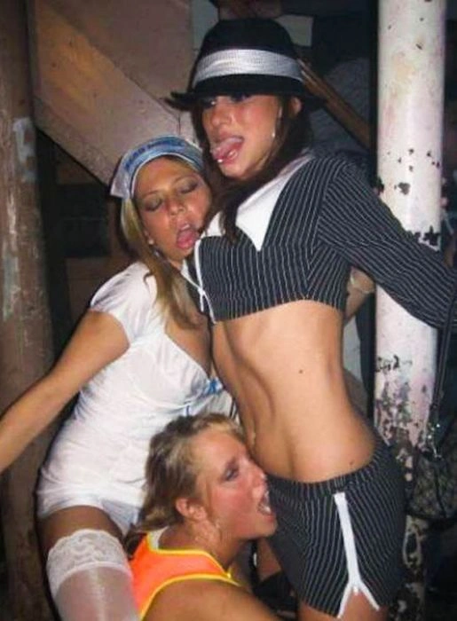 Сексуальні дівчата розважаються на вечірках (40 фото) – фото 11