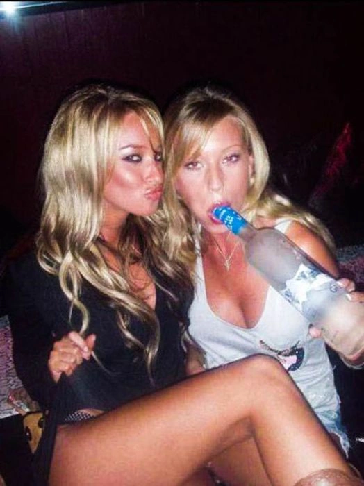 Сексуальні дівчата розважаються на вечірках (40 фото) – фото 14