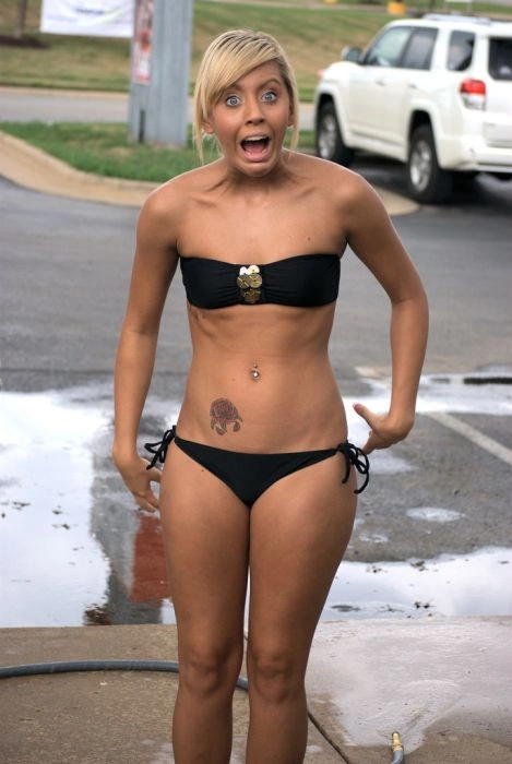 Гарні дівчата працюють на автомийці (98 фото) – фото 4