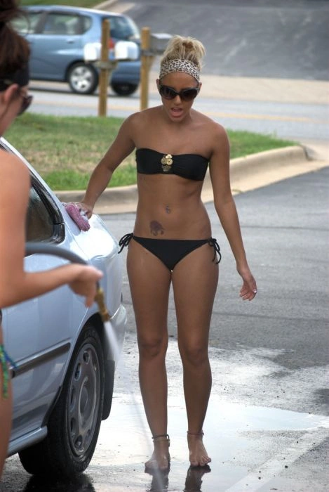 Гарні дівчата працюють на автомийці (98 фото) – фото 21