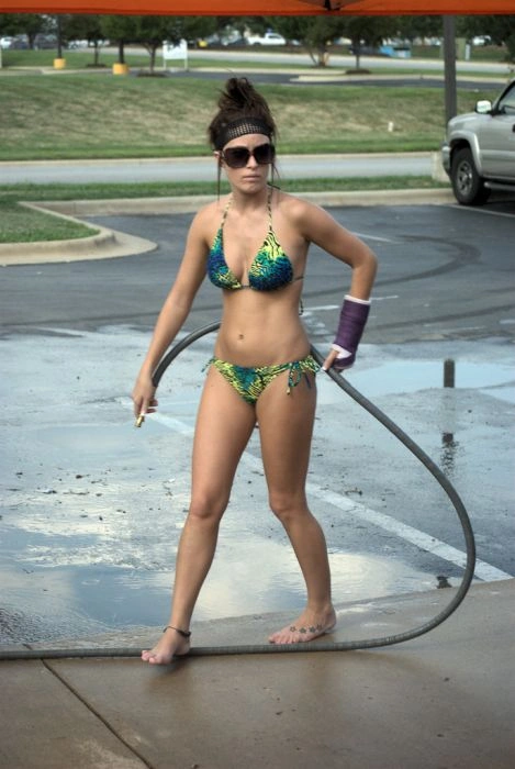 Гарні дівчата працюють на автомийці (98 фото) – фото 27