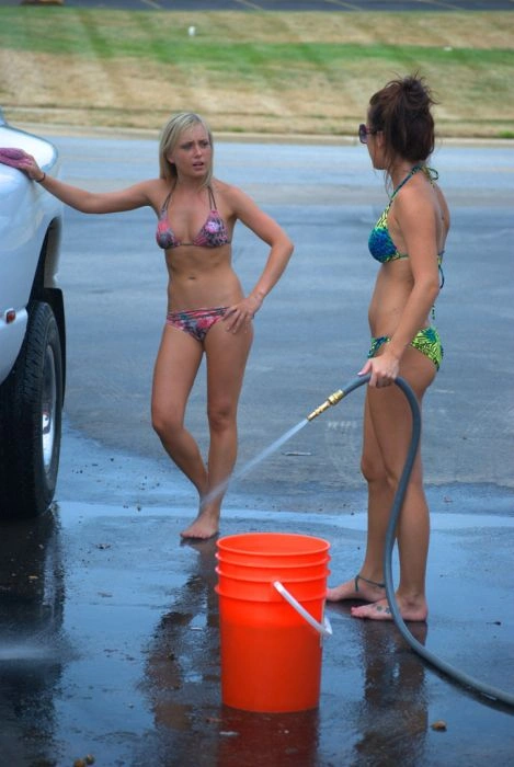 Гарні дівчата працюють на автомийці (98 фото) – фото 84