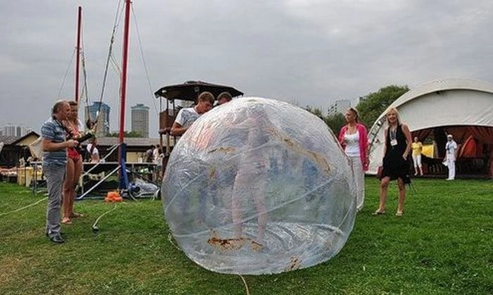 Дівчина у водному зорбі (34 фото + відео) – фото 3