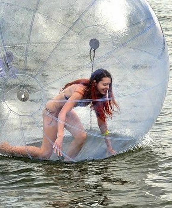 Дівчина у водному зорбі (34 фото + відео) – фото 11