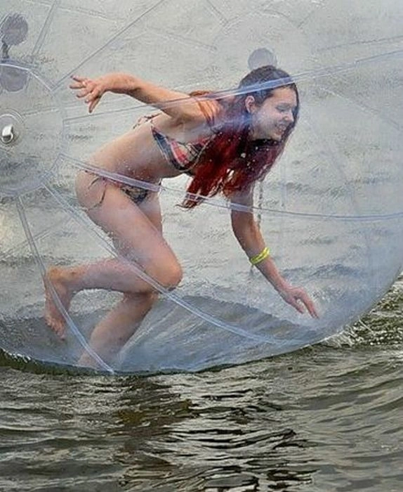 Дівчина у водному зорбі (34 фото + відео) – фото 12