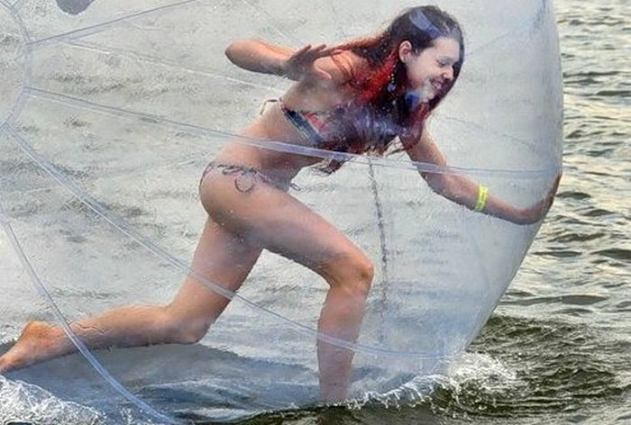 Дівчина у водному зорбі (34 фото + відео) – фото 13