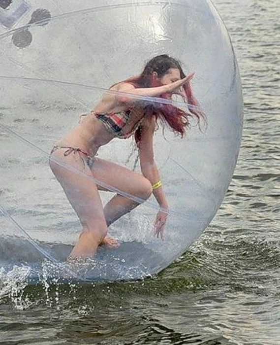 Дівчина у водному зорбі (34 фото + відео) – фото 14