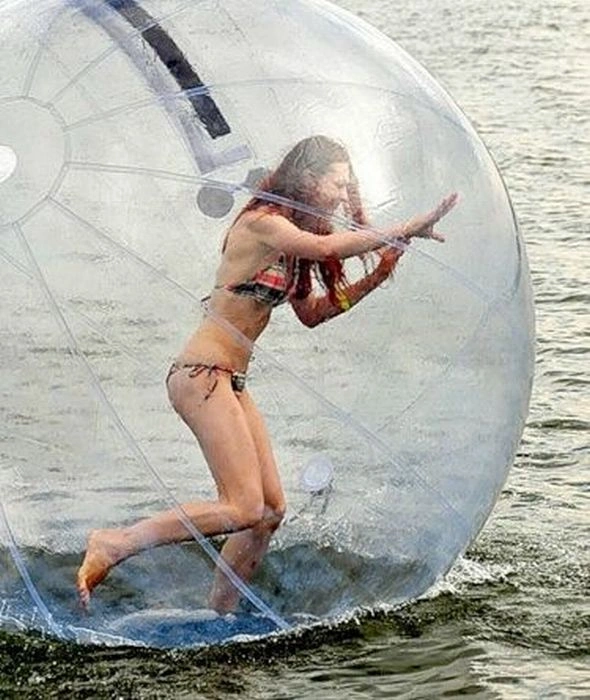 Дівчина у водному зорбі (34 фото + відео) – фото 15