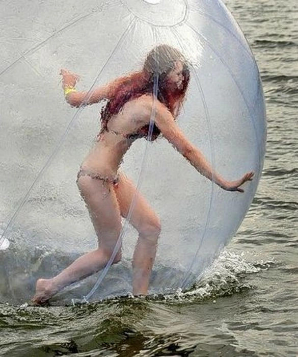 Дівчина у водному зорбі (34 фото + відео) – фото 19