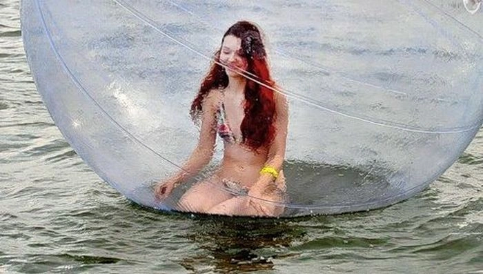 Дівчина у водному зорбі (34 фото + відео) – фото 23