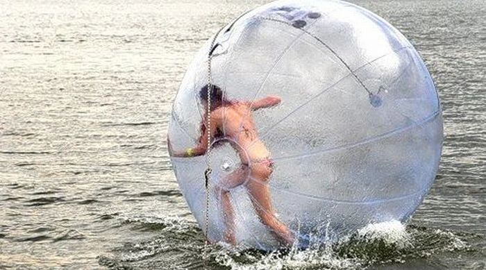 Дівчина у водному зорбі (34 фото + відео) – фото 25