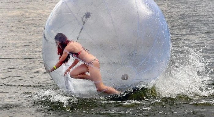 Дівчина у водному зорбі (34 фото + відео) – фото 28