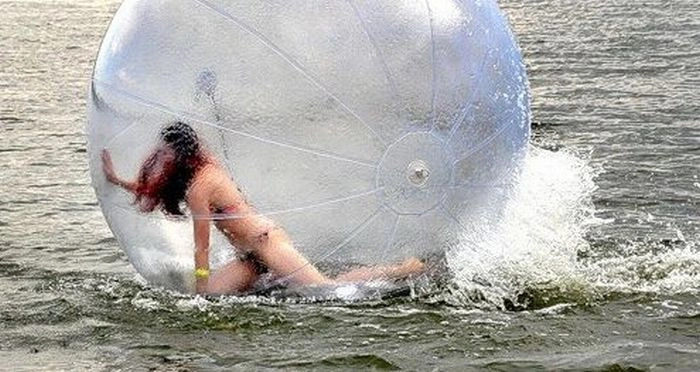 Дівчина у водному зорбі (34 фото + відео) – фото 29