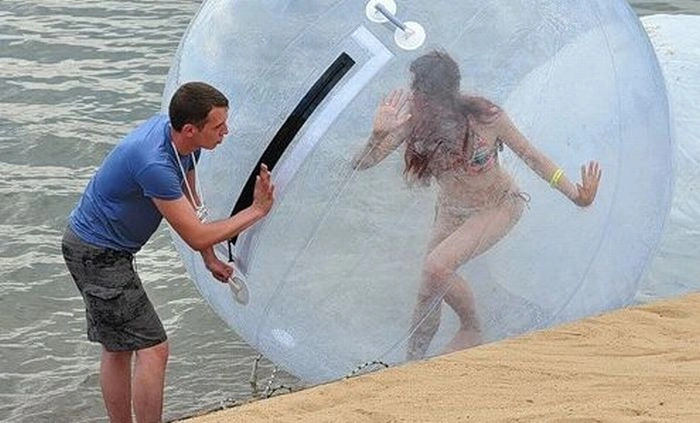 Дівчина у водному зорбі (34 фото + відео) – фото 32