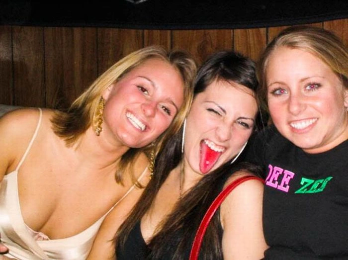 Дівчата з кольоровою мовою (60 фото) – фото 3