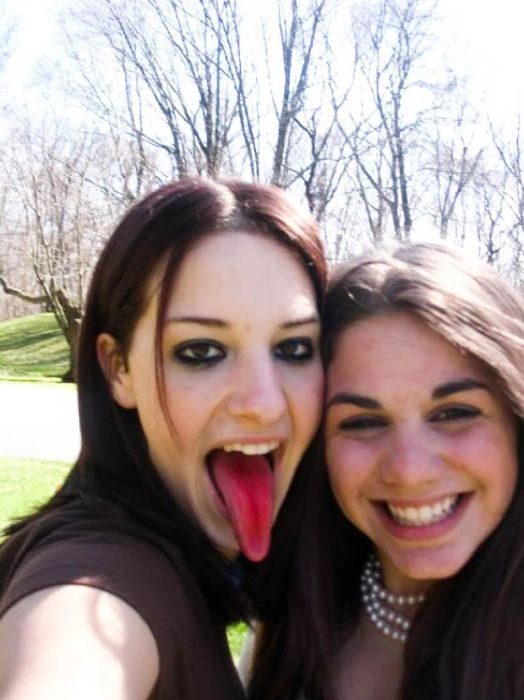 Дівчата з кольоровою мовою (60 фото) – фото 4