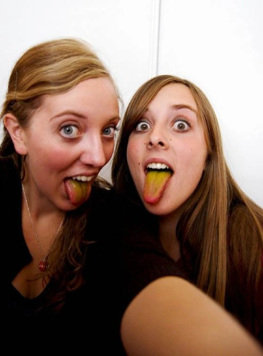 Дівчата з кольоровою мовою (60 фото) – фото 5