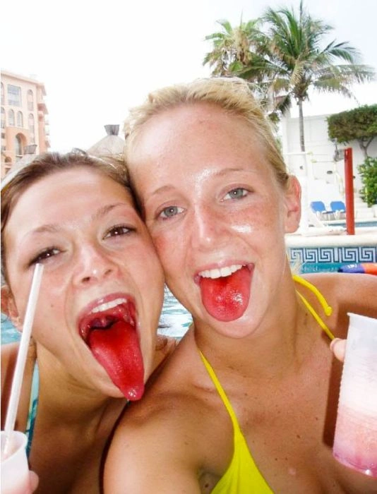 Дівчата з кольоровою мовою (60 фото) – фото 6