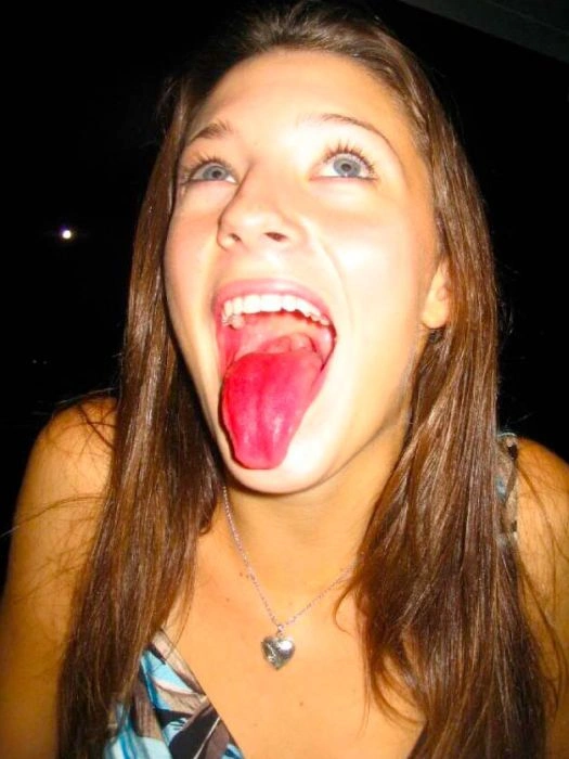 Дівчата з кольоровою мовою (60 фото) – фото 8