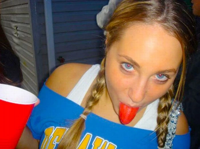 Дівчата з кольоровою мовою (60 фото) – фото 9