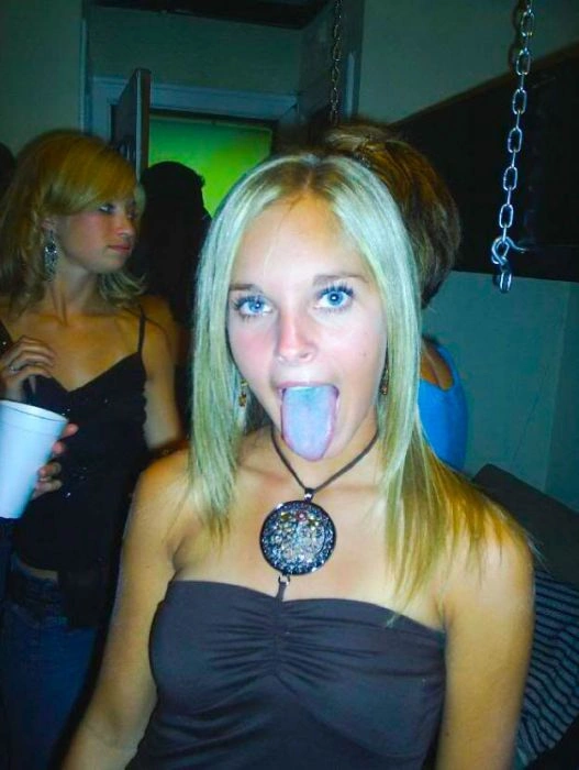 Дівчата з кольоровою мовою (60 фото) – фото 11