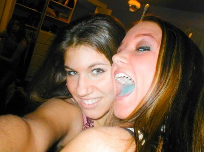 Дівчата з кольоровою мовою (60 фото) – фото 13