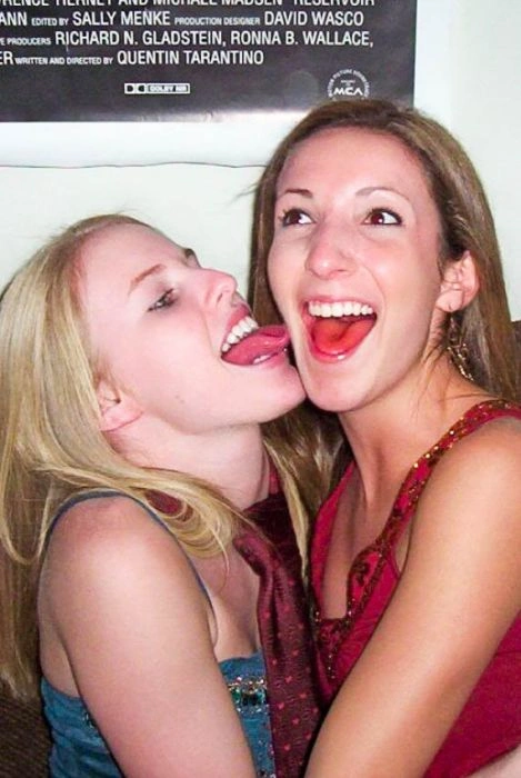 Дівчата з кольоровою мовою (60 фото) – фото 14