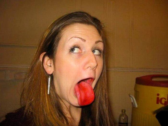 Дівчата з кольоровою мовою (60 фото) – фото 15