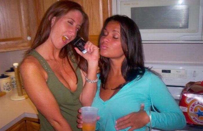 Дівчата з кольоровою мовою (60 фото) – фото 17