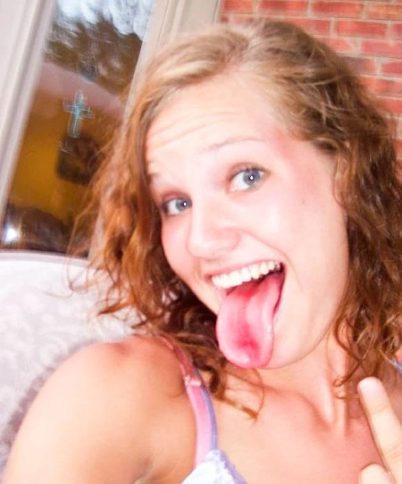 Дівчата з кольоровою мовою (60 фото) – фото 18