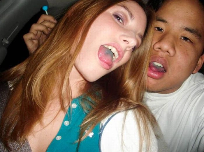 Дівчата з кольоровою мовою (60 фото) – фото 21