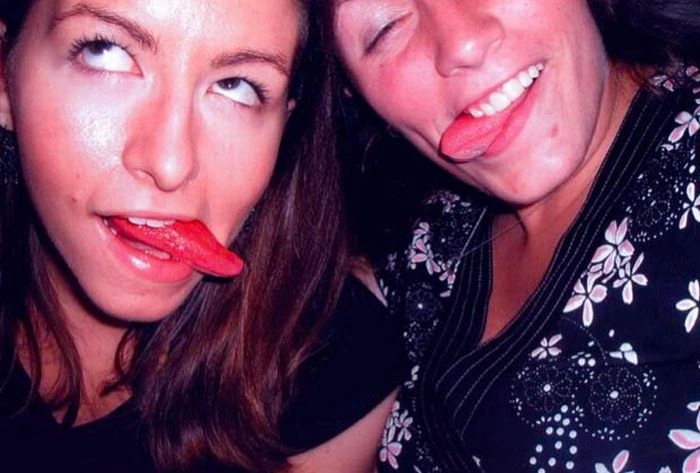 Дівчата з кольоровою мовою (60 фото) – фото 22