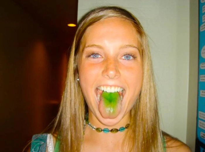 Дівчата з кольоровою мовою (60 фото) – фото 23