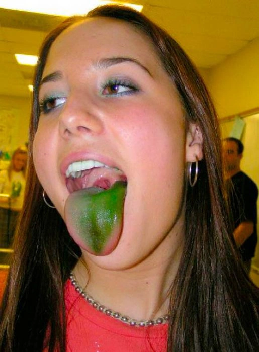 Дівчата з кольоровою мовою (60 фото) – фото 24