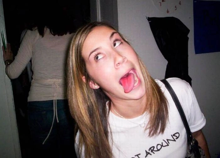 Дівчата з кольоровою мовою (60 фото) – фото 25