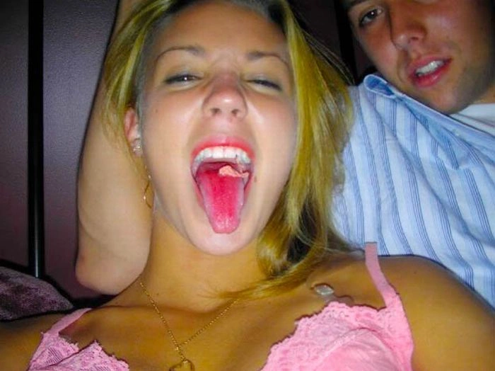 Дівчата з кольоровою мовою (60 фото) – фото 27