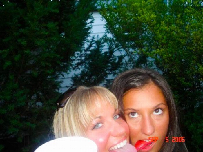 Дівчата з кольоровою мовою (60 фото) – фото 28