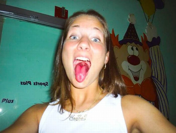 Дівчата з кольоровою мовою (60 фото) – фото 29