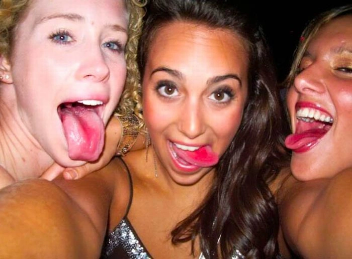 Дівчата з кольоровою мовою (60 фото) – фото 30