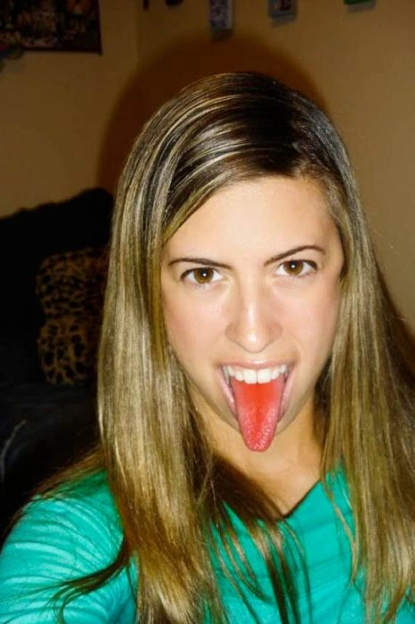 Дівчата з кольоровою мовою (60 фото) – фото 31