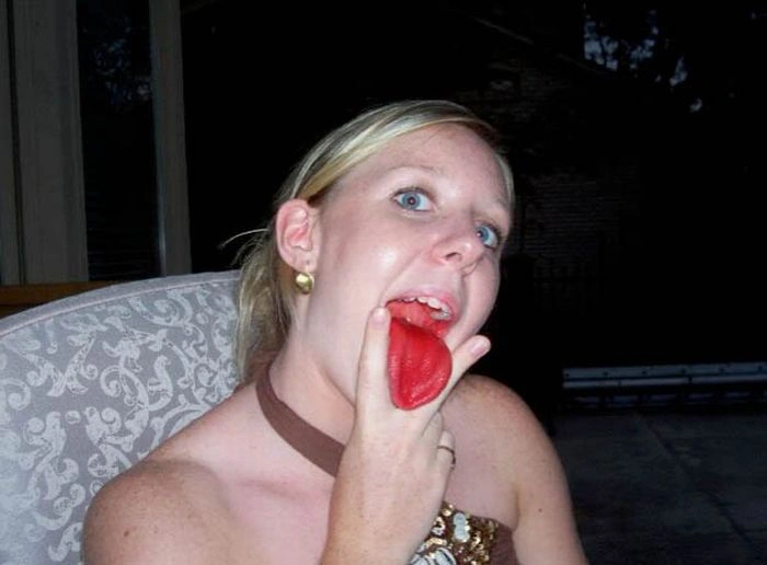 Дівчата з кольоровою мовою (60 фото) – фото 32