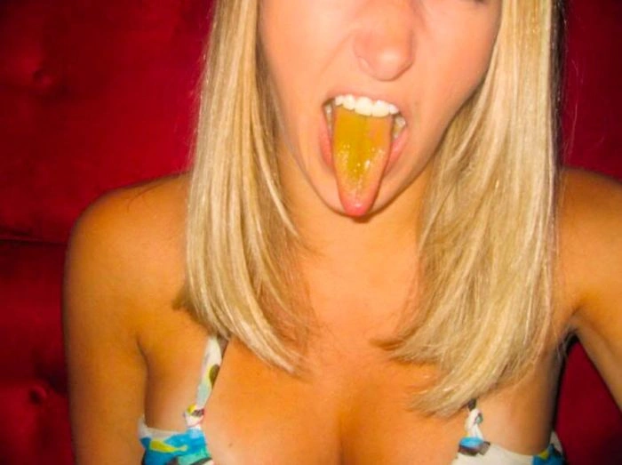 Дівчата з кольоровою мовою (60 фото) – фото 33