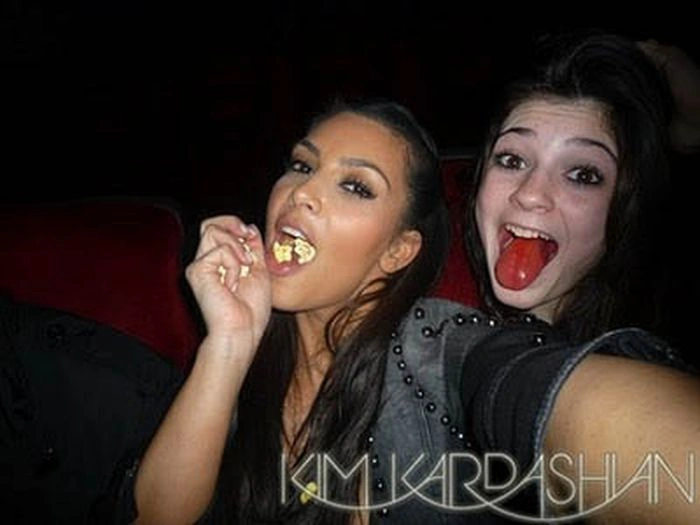 Дівчата з кольоровою мовою (60 фото) – фото 34