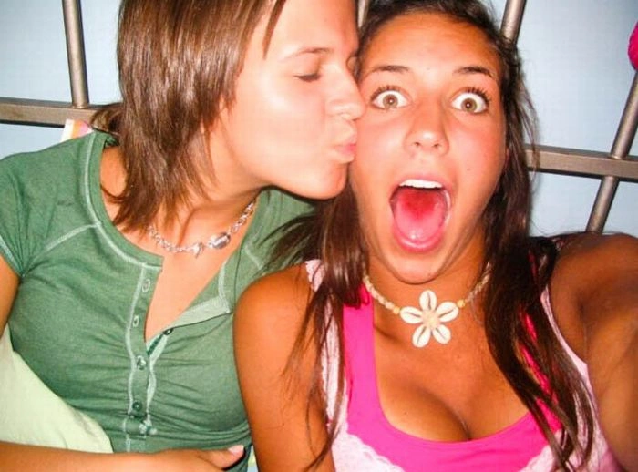 Дівчата з кольоровою мовою (60 фото) – фото 35