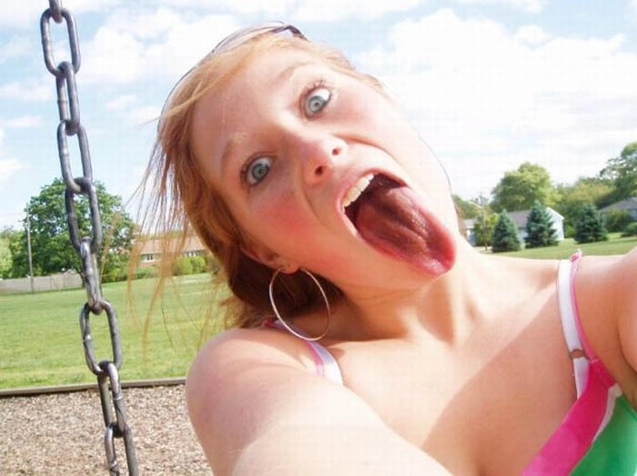 Дівчата з кольоровою мовою (60 фото) – фото 36