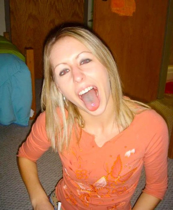 Дівчата з кольоровою мовою (60 фото) – фото 39