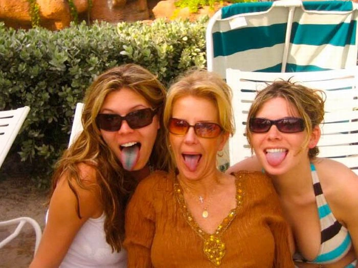 Дівчата з кольоровою мовою (60 фото) – фото 40