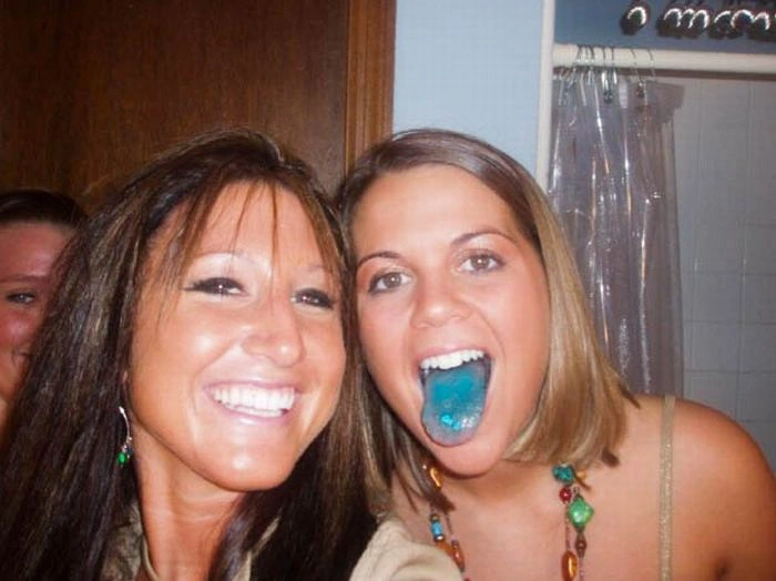 Дівчата з кольоровою мовою (60 фото) – фото 41